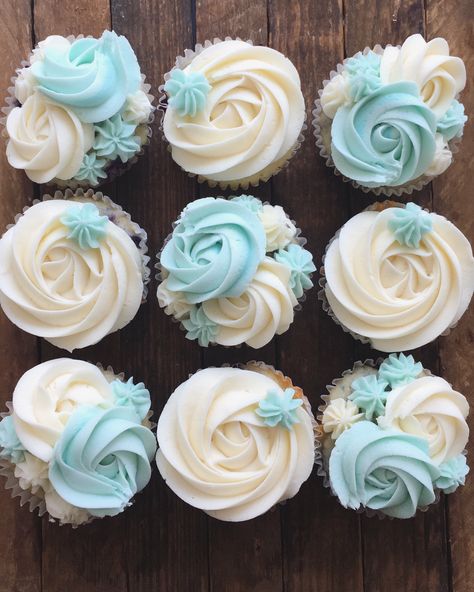 Frosted Cupcakes Designs, Sky Blue Cupcakes, Blue Cupcake Decorating Ideas, Wedding Cupcakes Ideas Simple Blue, Light Blue Cupcakes Birthday, Blue Cupcakes Decoration, Blue Frosted Cupcakes, Simple Cupcakes Design, Easy Cupcake Design