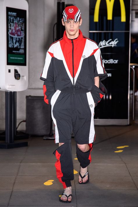 Vetements Spring 2020 Menswear Fashion Show - Vogue Oversize Tshirt Outfits, Tshirt Outfits, Fashion Show Collection, High Fashion Street Style, Mens Activewear, Vogue Paris, Sport Wear, Mens Street Style, Sport Fashion