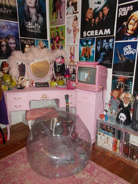 2000s Aesthetic Room Decor, Childhood Bedroom Aesthetic, Early 2000s Interior Design, Early 2000s Decor, Early 2000s Bedroom Aesthetic, Early 2000s Room Decor, 00s Bedroom, Y2k Interior Design, Early 2000s Bedroom