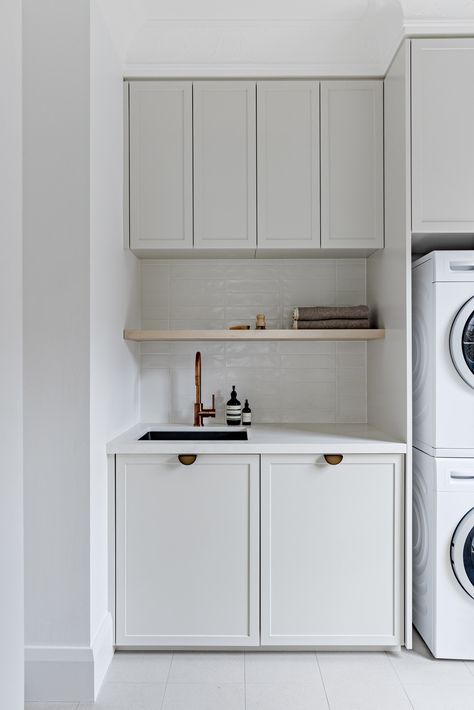 Scandinavian Laundry Room, White Laundry Room, Sleek Kitchen Design, Organization Laundry, Hidden Laundry, Closet Laundry, Storage Laundry, Laundry Cabinets, White Laundry