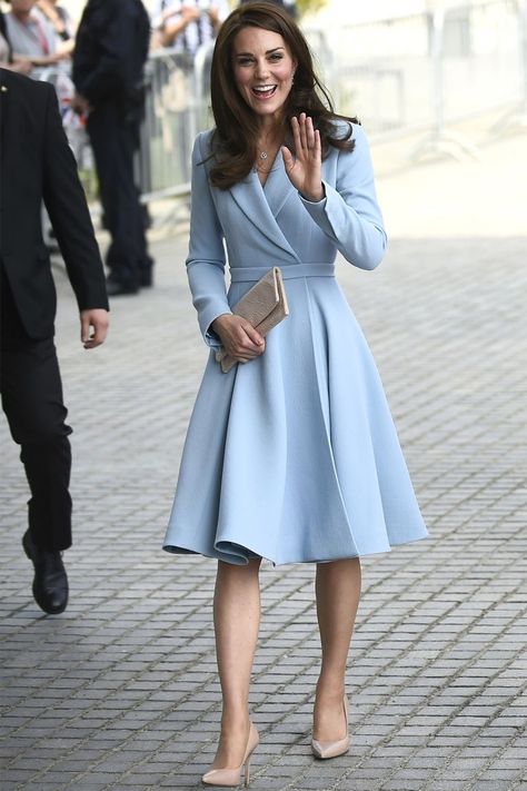 Kate Middleton's Best Style Moments - The Duchess of Cambridge's Most Fashionable Outfits Kate Middleton Spring Style, Vévodkyně Kate, Herzogin Von Cambridge, Looks Kate Middleton, Kate Middleton Dress, Kate Middleton Outfits, Middleton Style, Emilia Wickstead, Blue Coat