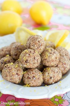 Lemon Pie Energy Bites - 4 Ingredients, Healthy, and tastes like lemon pie!!! Granola Balls, Lemon Snack, Protein Energy Bites, No Bake Energy, No Bake Energy Bites, Easy No Bake, Energy Snacks, Energy Foods, Healthy Recipies