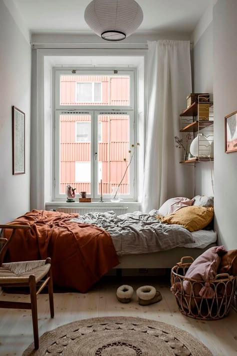 Small Bedroom Layout Ideas, Very Small Bedroom, Narrow Bedroom, Small Bedroom Layout, Scandinavian Bedroom, Small Bedrooms, Small Bedroom Ideas, Small Bedroom Decor, Couple Bedroom