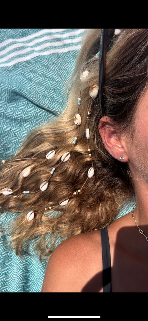 Seashell In Hair, Cute Beach Hairstyles, Cowrie Shell Hair, Beads In Hair, Mermaid Hair Extensions, Boho Hair Wrap, Girl Surfer, Hairstyle Examples, Hair Stylies