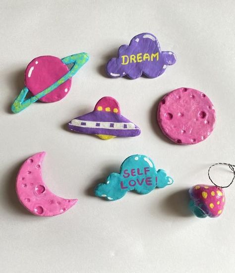 Air Dry Clay Pins, Clay Magnets Diy, Air Dry Clay Magnets, Paper Crafts For School, Simple Diy Crafts, Crafts For All Ages, Crafts For School, Magnets Diy, Clay Pins