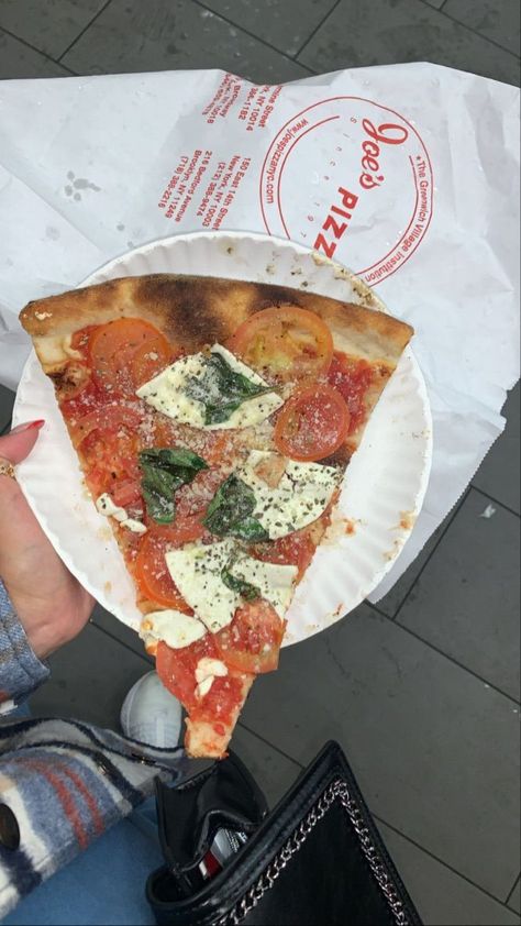 Nyc Winter Food, New York City Pizza Aesthetic, Joe Pizza Nyc, New York Aesthetic Day, New York Aesthetic Manhattan, Pizza New York Aesthetic, New York City Pizza, Joe’s Pizza Nyc, Food In New York City Aesthetic