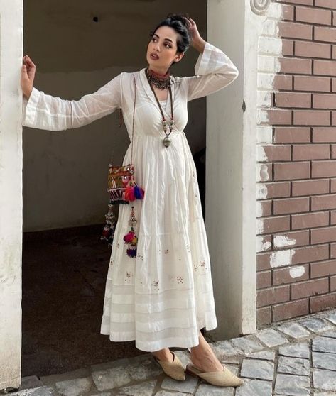 Dress To Wear In Jaipur, Dresses To Wear In Udaipur Trip, Dress To Wear In Udaipur, Dresses To Wear In Rajasthan Trip, Outfits For Jaisalmer Trip, Over The Top Fashion, Jaipur Outfits Ideas Aesthetic, Outfit Ideas For Udaipur Trip, Rann Of Kutch Outfit Ideas