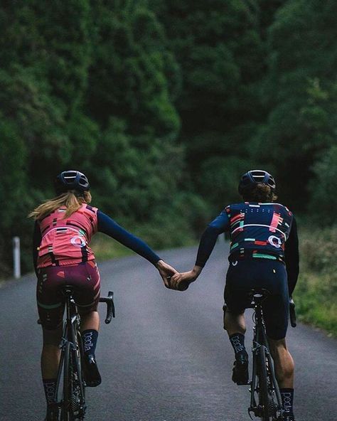 The Beauty of Cycling sur Instagram : Sharing is caring ❤️  Picture: @spurlo_style . . . . . #cycling #roadslikethese #outsideisfree #fromwhereiride #wymtm #roadbike… • Instagram Cycling Couple Photography, Indoor Cycle Routines, Cycling Couple, Rapha Cycling, Bike Wedding, Bike Couple, Cycling Girl, Cycling Photography, Downhill Bike