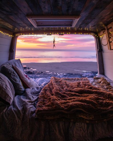 Sunset Truck Bed Date, Desert Van Aesthetic, Campervan Couple, Van Life Beach, Van Life Sunset, Chasing Sunsets, Sunset Rose, Sunset Lover, Life Experience