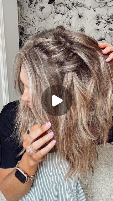 Brooke Roundy Hair Tips Makeup Tips on Instagram: "Easy fall hairstyle 🍂
Follow @blushbasics for more ❤️" New Mom Hairstyles, Church Hair Styles, Easy Hairstyles For Medium Hair Half Up, Family Photo Hairstyles Mom, Horseback Riding Hairstyles, Cowgirl Hairstyles, Cowgirls Hairstyles, Cowgirl Hair, Fun Hair