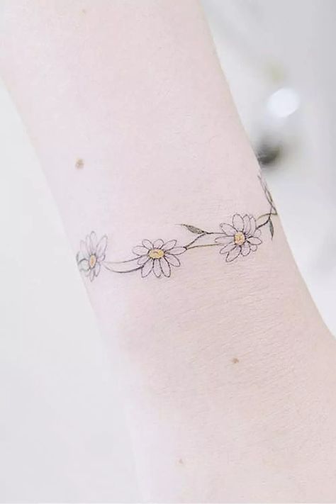 Beautiful Tattoo of a Daisy Ideas You Will Want to Copy - Glaminati Daisies Tattoo Designs, Daisy Tattoo Meaning, Daisy Chain Tattoo, Small Daisy Tattoo, Daisy Ideas, Daisy Tattoo Designs, Chain Tattoo, Ankle Bracelet Tattoo, Lavender Tattoo