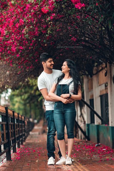 Photo By KMJ Productions - Photographers Couple Preshoot Poses, Wedding Preshoot Outfits, Couple Pose Prewedding, Couple Prewedding Poses, Outdoor Prewedding Photography, Couple Pose Outdoor, Prewedding Poses Outdoor, Couples Outdoor Poses, Prewedding Photography Pose