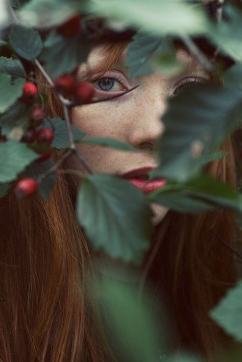 Red Hair And Blue Eyes, Wow Photo, Foto Art, 인물 사진, Redheads, Green Leaves, Blue Eyes, Photo Inspiration, Photography Inspiration