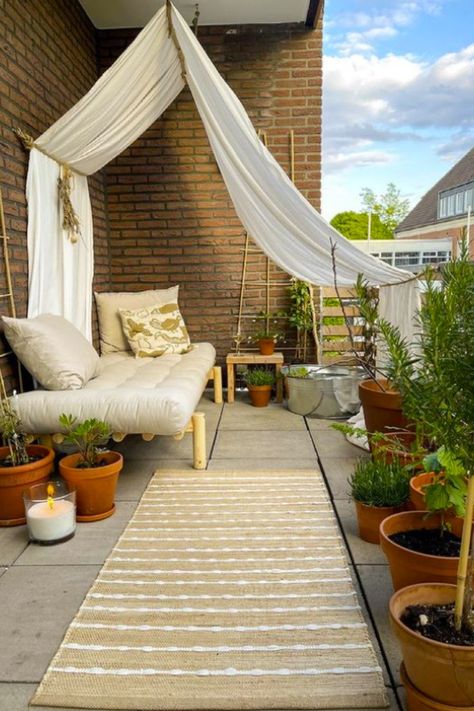 DIY balcony canopy Balcony Shade, Balcony Privacy, Diy Balcony, Balcony Ideas Apartment Outdoor, Small Balcony Design, Apartment Plants, Diy Canopy, Balcony Ideas Apartment Indian, Diy Shades