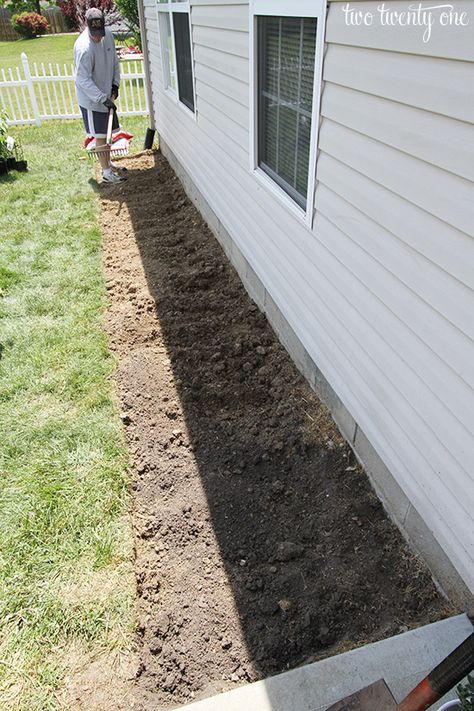 No Flower Flower Bed Ideas, Flower Bed On A Budget, How To Create A Garden Bed, Diy Flower Bed Border Ideas Cheap, Flower Bed Against House, Side Of House Flower Bed, Building Flower Beds, How To Create A Flower Bed, Diy Flower Beds In Front Of House Cheap