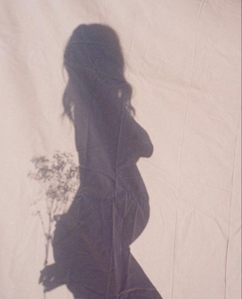 Pregnant Belly Silhouette, Silhouette Photography Maternity, Maternity Shadow Photos, 20 Week Photo Shoot, 2023 Maternity Photos, Hippie Maternity Shoot, Maternity Photography Aesthetic, Pregnancy Silhouette Pictures, Mirror Maternity Pictures