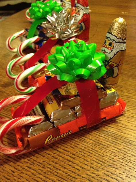 from the French Hen Farm cute idea to make for the boys at Christmas time Candy Sleigh, Candy Cane Sleigh, Candy Crafts, Homemade Christmas Gifts, Noel Christmas, Christmas Goodies, Candy Canes, Xmas Crafts, Homemade Christmas