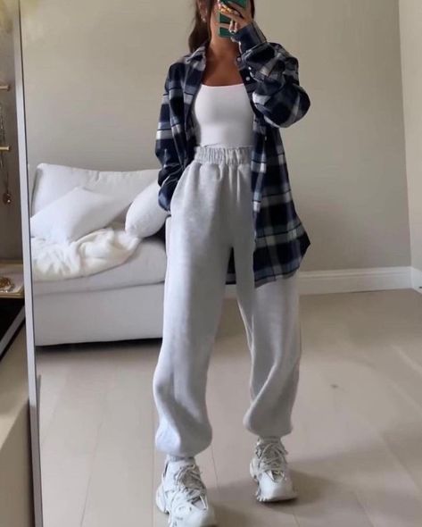 Baggy Sweatpants Outfit Winter, Sweat Pants Outfit Cute, Outfit Idea With Sweatpants, Spring Outfits Sweatpants, Sweats Fall Outfits, Sweatpants And Shirt Outfit, Sweatpants Date Outfit, Comfy Outfits Sweats, Gym Sweatpants Outfit Women