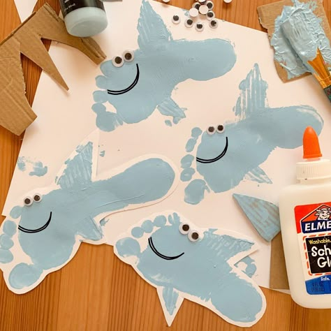 Shark Footprint Craft, Shark Handprint Art, Footprint Shark, Blue Crafts For Toddlers, Under The Sea Crafts For Toddlers, Shark Crafts For Kids, Ocean Predators, Baby Footprint Crafts, Ocean Animal Crafts