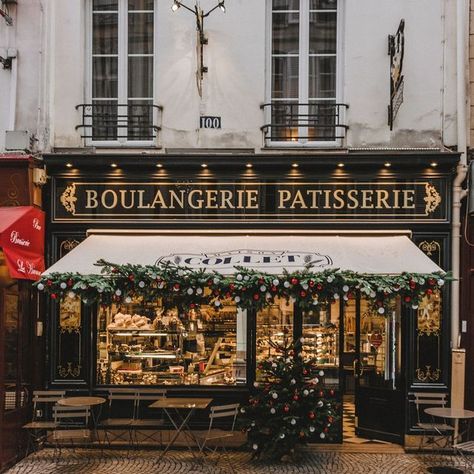 The ShopKeepers on Instagram: "Maison Collet, Paris 📷@carolina.ldno Artisan bread and delicious cakes @maisoncollet I wonder what Christmas treats await inside? #festiveshopfronts #cakeshop #bakery #sharingaworldofshops​​​​​​​​ ​​​​​​​​ 📍100 rue Montorgueil, Paris" Bonito, Cozy Bakery Exterior, Christmas Decor Ideas For Bakery, Christmas Bakery Aesthetic, Parisian Bakery Aesthetic, Aesthetic Bakery Exterior, Bread Bakery Aesthetic, Paris Bakery Aesthetic, Moody Bakery