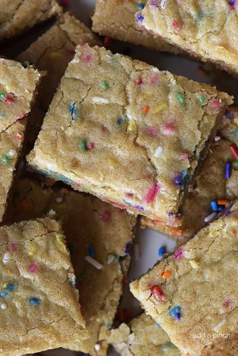 Funfetti Blondies Recipe - Funfetti Blondies make just the perfect bar cookie for celebrations! Made from scratch, these funfetti blondies are chewy, delicious and so fun! // addapinch.com #blondies #funfetti #sprinkles #addapinch Las Vegas, Birthday Cake Bars, Blondie Bites, Funfetti Blondies, Cowboy Cookie Recipe, Sweets Bar, Sprinkles Recipe, Cookies From Scratch, Spring Treats