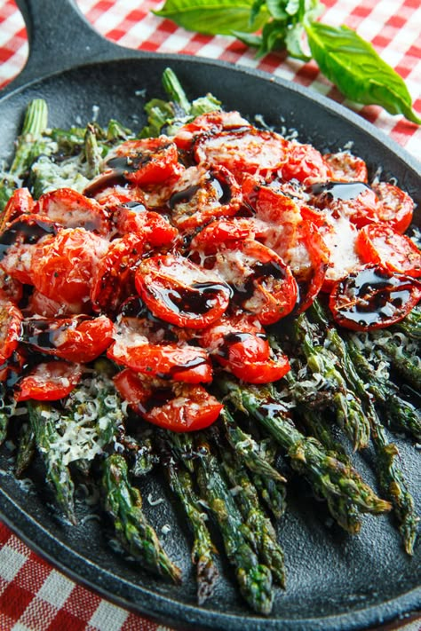 Parmesan Roasted Asparagus, Asparagus And Tomatoes, Roasted Asparagus, Veggie Side Dishes, Asparagus Recipe, Tomato Recipes, Vegetable Sides, Side Recipes, Iron Skillet