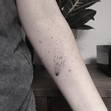 Small Shooting Star Tattoo -megurum.tattoo Stardust Trail Tattoo, Space Dust Tattoo, Meteor Tattoo Ideas, Exploding Star Tattoo, Meteorite Tattoo, Space Stars Tattoo, Comet Tattoo Ideas, Star Dust Tattoo, Asteroid Tattoo