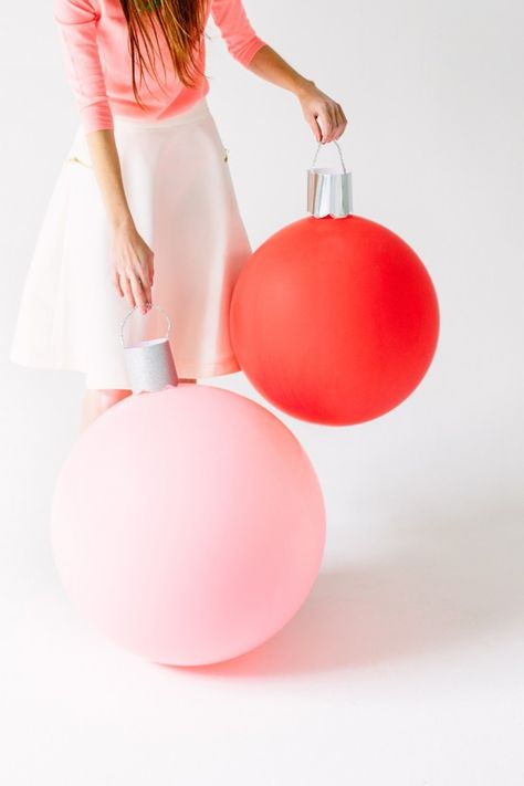 DIY Giant Ornament Balloons | Studio DIY Holiday Photo Booth Props, Holiday Photo Booth, Diy Jul, Deco Table Noel, Purl Bee, Studio Diy, Navidad Diy, Noel Christmas, Holiday Inspiration