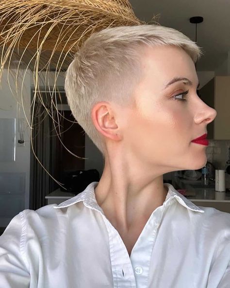 70 Best Very Short Pixie Haircut Ideas For 2024 Pixie Cut Shaved Sides, Shaved Pixie Cut, Pixie Haircut Fine Hair, Short Spiky Haircuts, Super Short Haircuts, Shaved Hair Cuts, Short Shaved Hairstyles, Very Short Haircuts, Short Hair Pixie Cuts