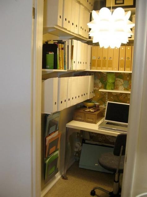 15 Closets Turned into Space-Saving Office Nooks Office Closet Ideas, Small Home Office Desk, Studio In Casa, Closet Office Organization, Closet Desk, Make A Closet, Clever Closet, Tiny Home Office, Home Office Closet