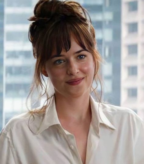 Anastasia Grey Hair, Anastasia Steele Aesthetic, Anastasia Steele Hair, Anastacia Steele, Anastasia Steele Outfits, Dakota Johnson Bangs, Therapist Outfit, Mom Makeover, 50 Shades Freed