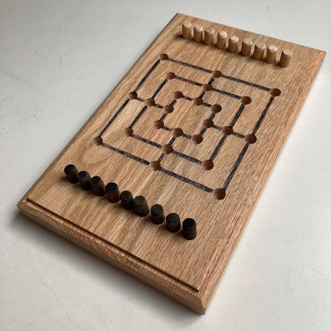 Nine Mens Morris, Nine Men's Morris, Wood Games To Make, Wooden Games To Make, Wooden Games Diy, Wood Board Games, Diy Wooden Games, Diy Yard Games, Handmade Games