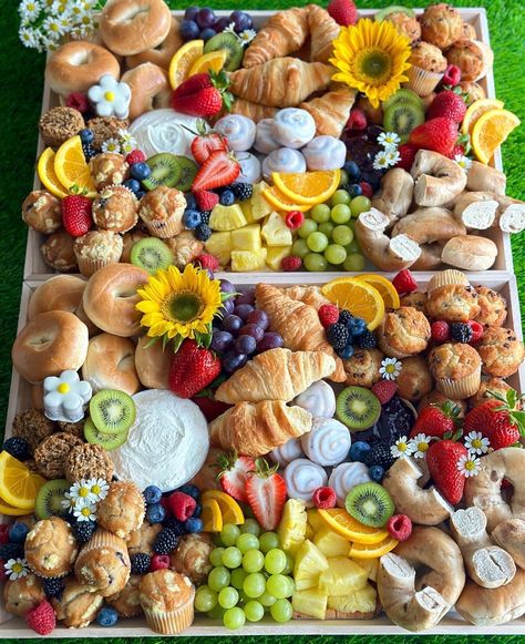 Mom Brunch, Graduation Brunch, Breakfast Catering, Diy Breakfast, Breakfast Platter, Brunch Spread, Party Food Buffet, Catering Ideas Food, Breakfast Party