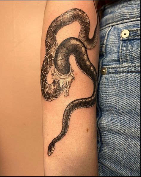 Sinister Tattoos, Shedding Skin, Tattoo Planning, Lizard Tattoo, Black And Grey Realism, Ouroboros Tattoo, Small Bird Tattoo, Snake Shedding, Realism Tattoos