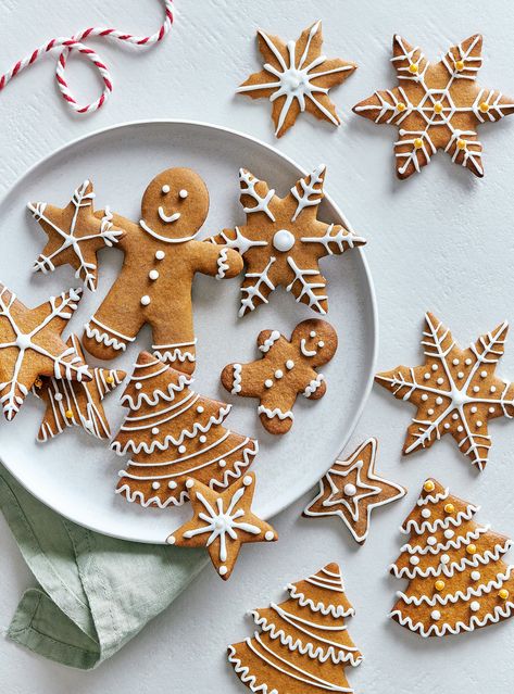 Gingerbread Cookies (The Best) | RICARDO Easy Gingerbread Cookies, Best Gingerbread Cookies, Gingerbread Cookies Decorated, Christmas Biscuits, Ginger Bread Cookies Recipe, Gingerbread Decorations, Chocolate Chip Cookie Bars, Ginger Cookies, Xmas Food