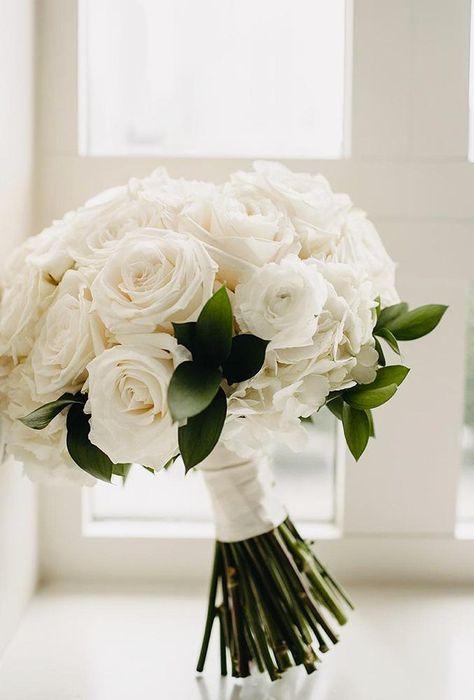 January Wedding Flowers Bridal Bouquets, Bride Bouquets Real Flowers, Bridesmaid Bouquet Elegant, Rose Bouquet Wedding White, Wedding White Flowers Bouquet, White Rose Simple Bouquet, Round Bride Bouquet, White Round Bouquet Wedding, White Simple Bouquet Wedding