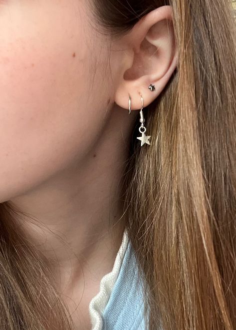 Piercings Minimalist, Silver Ear Piercings, Ear Piercings Silver, Cool Ear Piercings, Cool Piercings, Cartilage Earrings Hoop, Body Jewelry Piercing, Style Outfits, Jewelry Accessories Ideas