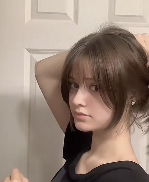 Old Money Hairstyles Bangs, Bangs With Longer Side Pieces, Japanese Hairstyle Bangs, Bangs With Low Bun, French Bangs Haircut, Face Framing Layers With Bangs Short, Japanese Hairstyles Girl, Side Swept Wispy Bangs, French Style Bangs