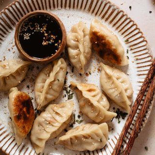 Homemade Gyoza, Chicken Potstickers, Vegan Potstickers, Easy Dipping Sauce, Dumpling Dough, Frozen Dumplings, Dumpling Wrappers, Raw Chicken, Food Projects