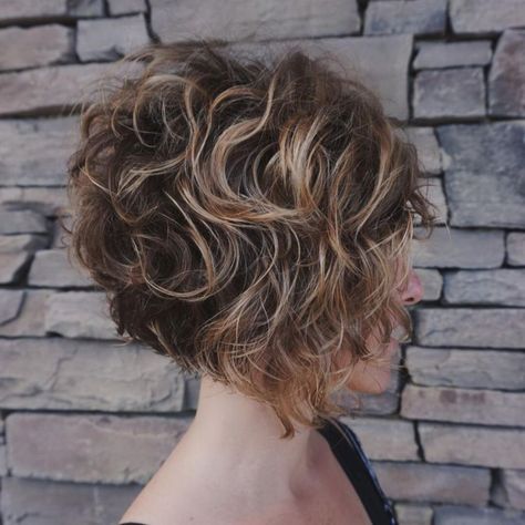 Inverted Bob for Loose Curls Short Curly Bob Hairstyles, Blonde Balayage Bob, Wedge Haircut, Wavy Bob Hairstyles, Short Curly Bob, Naturally Curly Bob, Haircuts For Curly Hair, Penteado Cabelo Curto, Curly Bob Hairstyles