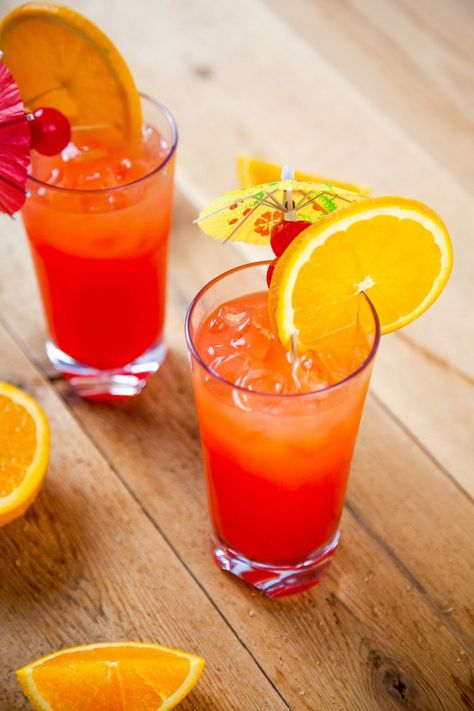 how to make a tequila sunrise Cute Drinks To Make, Easy Tequila Sunrise Recipe, Drinks To Make With Tequila, Tequila Sunrise Drink, How To Make Tequila, Tequila Sunrise Recipe, Sunrise Drink, Fruity Drink Recipes, Cute Drinks