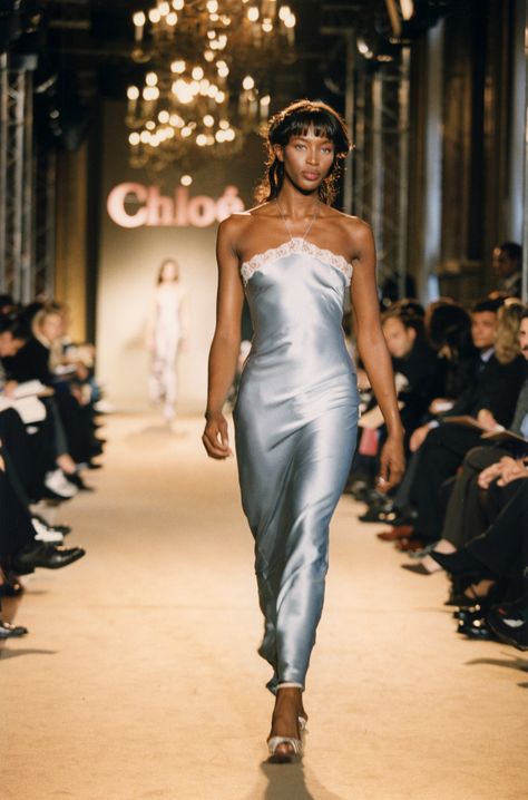 Naomi Campbell 90s, Blue Slip Dress, Chloe Dress, Naomi Campbell, Halterneck Dress, Vogue Fashion, Celebrity Look, Inspiration Mode, French Fashion