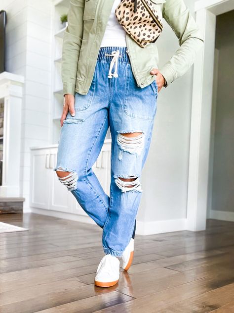 Denim Joggers Outfit Women, Jogger Jeans Outfit Women Denim, Denim Jogger Outfits Women, Jogger Jeans Outfit, Denim Joggers Outfit, Joggers Outfit Women, Jean Joggers, Jeans Outfit Women, Joggers Outfit