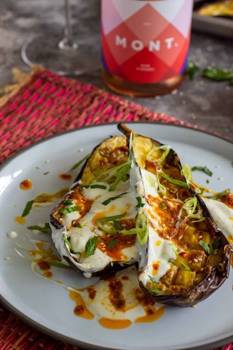 Roasted Aubergine Recipes, Starter Vegetarian Meals, Baked Aubergine Recipe, Harissa Vegetables, Harissa Aubergine, Harissa Butter, Harissa Recipe, Roasted Eggplant Recipes, Roasted Aubergine