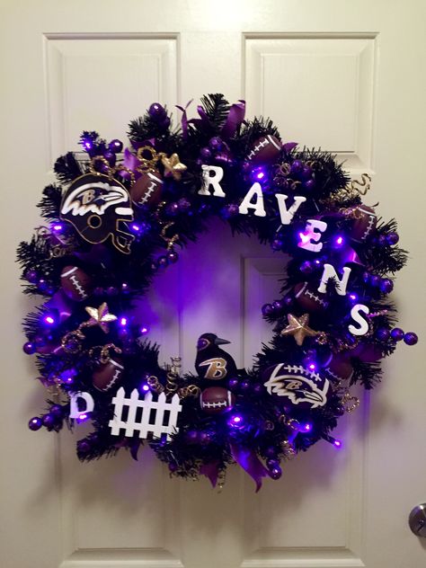 Baltimore Ravens wreath Baltimore Ravens Christmas Tree, Nfl Crafts Diy, Baltimore Ravens Crafts, Nfl Crafts, Nfl Wreaths, Ravens Wreath, Wreaths Burlap, Raven Decor, Craft Wreath