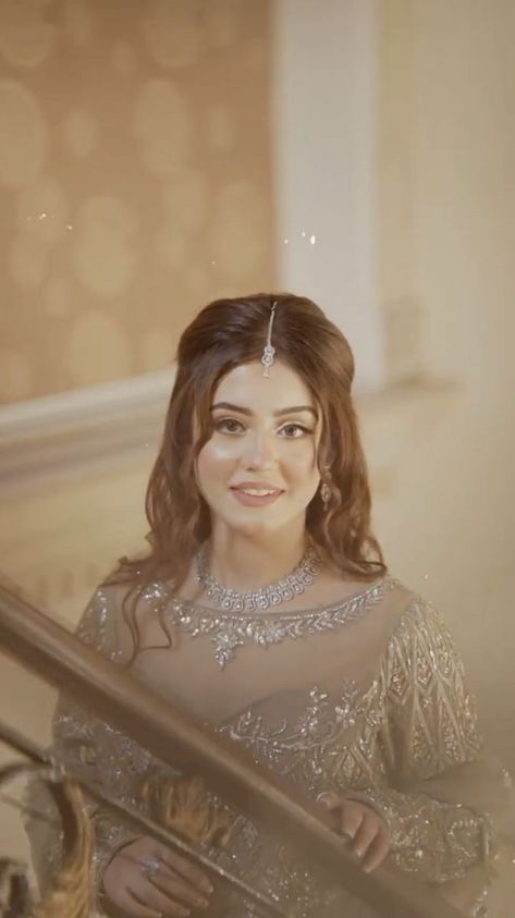 Pakistani Dress Latest Design, Hairstyle For Nikah, Waleema Bride Hairstyle, Engagement Bride Hairstyle Pakistani, Waleema Hairstyles Pakistani, Nikah Makeup Look Pakistani, Nikah Bride Hairstyles, Engagement Pakistani Dresses, Nikkah Makeup Looks Pakistani