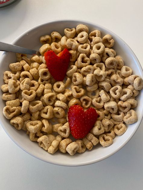 Heart Cheerios, Cheerios Aesthetic, Heart Cereal, Cheerios Cereal, Eating Cereal, Aesthetic Foods, Amandla Stenberg, Yogurt Bowl, Chia Seed Pudding