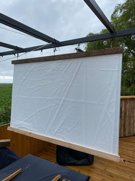 Diy Outdoor Cinema, Homemade Projector Screen, Sheet Projector Screen, Diy Backyard Projector Screen, Backyard Projector Ideas, Diy Screen Projector Screen, Pool Projector Screen, Film Screening, Diy Outdoor Projector Screen Frame