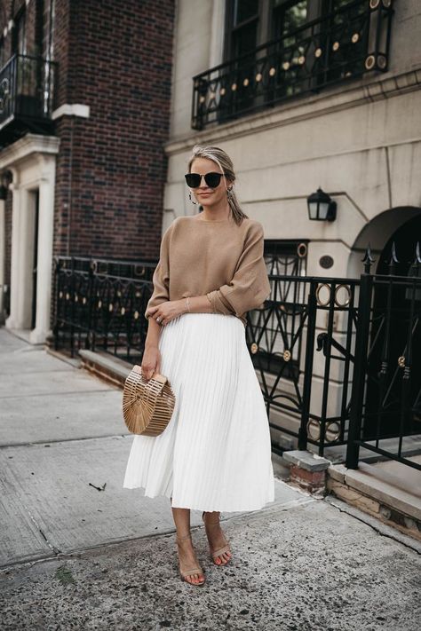 Effortless Summer Style | White Pleated Midi Skirt, Light Neutral Summer Sweater White Pleated Skirt Outfit, Spring Weekend Outfit, White Skirt Outfits, Rok Outfit, Glamour Women, Pleated Skirt Outfit, Skirt Diy, Look Office, White Pleated Skirt