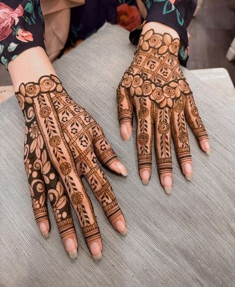 Minimilistic Mehndi, Mehendi Designs For Hands, Back Hand Henna, Back Hand Mehndi Design, Back Hand Mehndi, Khafif Mehndi Design, Hand Mehndi Design, Simple Mehndi Designs Fingers, Very Simple Mehndi Designs